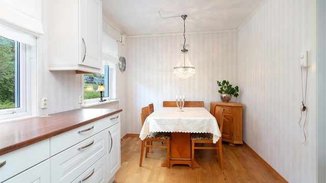 Kjøkkenet har parkett på gulv og god plass til spisebord og stoler.