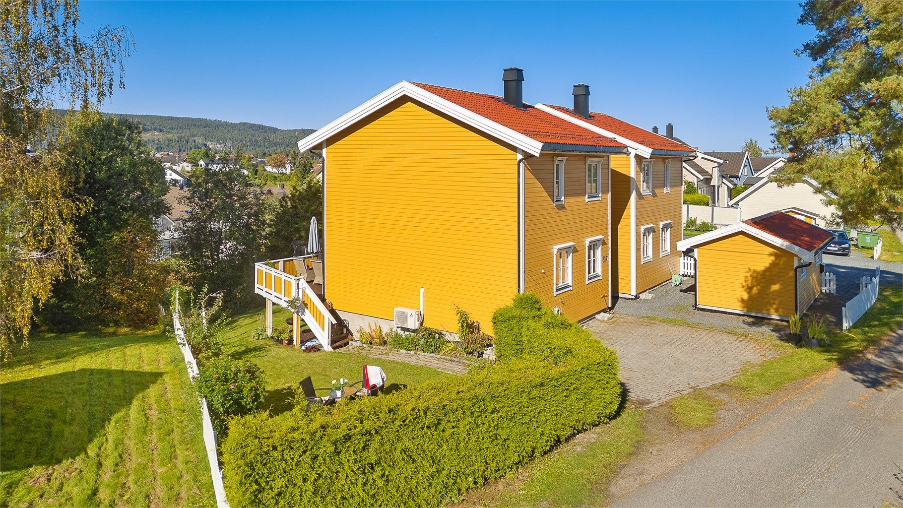 Sommerbilder av boligen. Boligen har egen innkjørsel. 