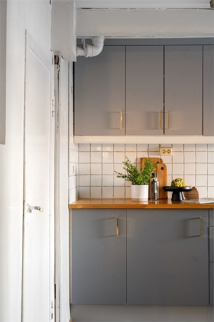Overskap med detaljer i messing og flislagte vegger over benken.