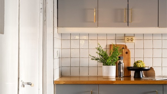 Overskap med detaljer i messing og flislagte vegger over benken.