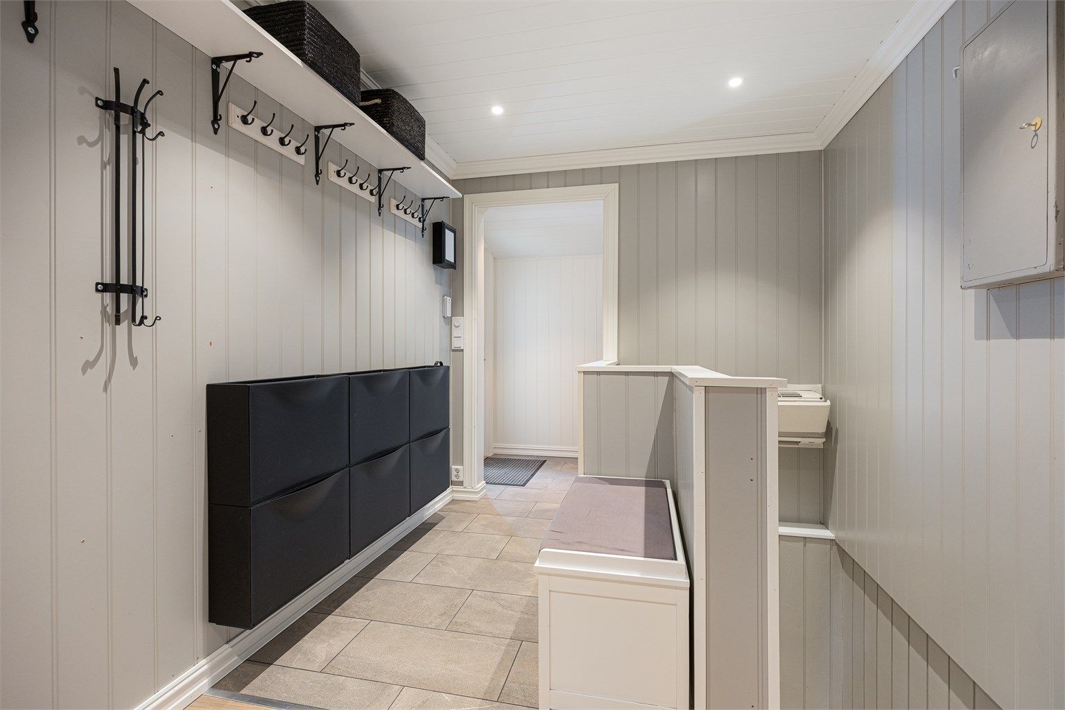 Gangen har god plass for oppbevaring av yttertøy og sko.