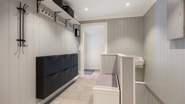 Gangen har god plass for oppbevaring av yttertøy og sko.