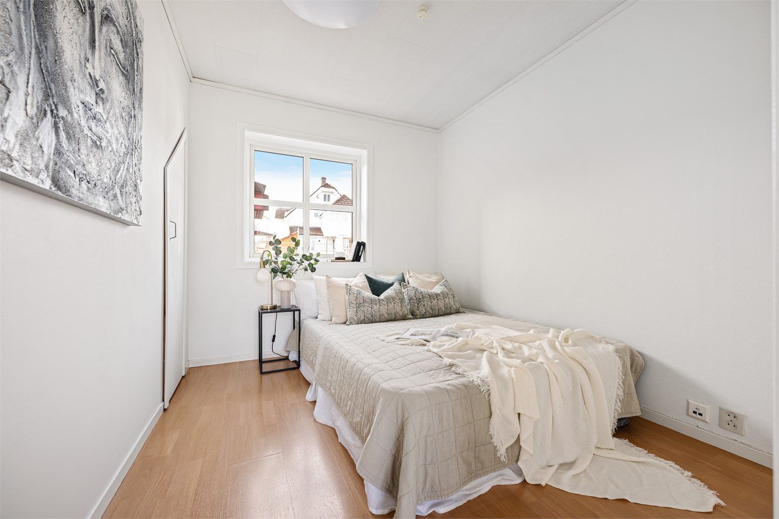 Soverom med plass til dobbeltseng, og nattbord.