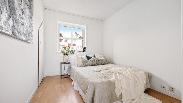 Soverom med plass til dobbeltseng, og nattbord.