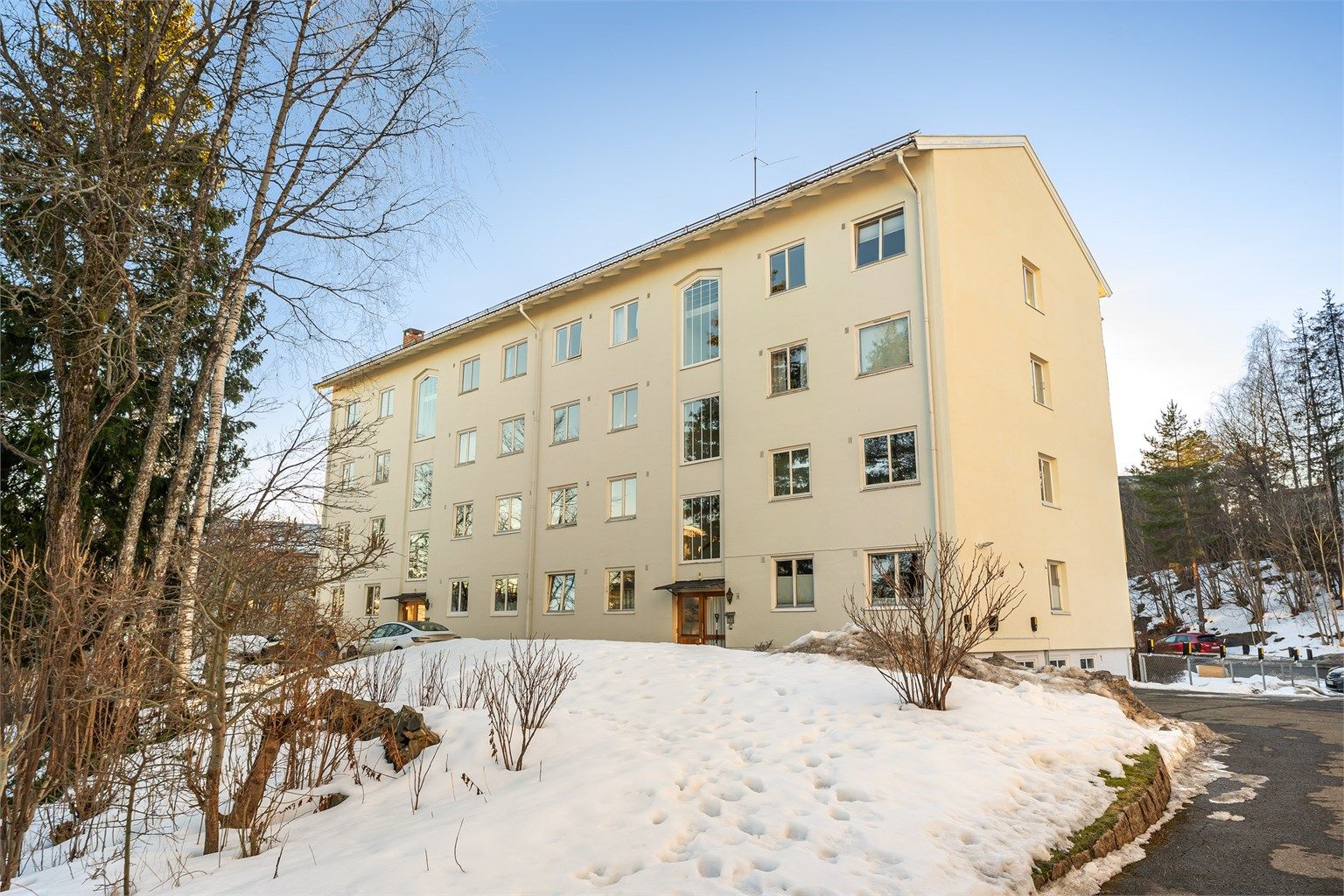 Sameiet består av 16 boligseksjoner. Boligbygget går over 4 etasjer med felles loft og underetasje.