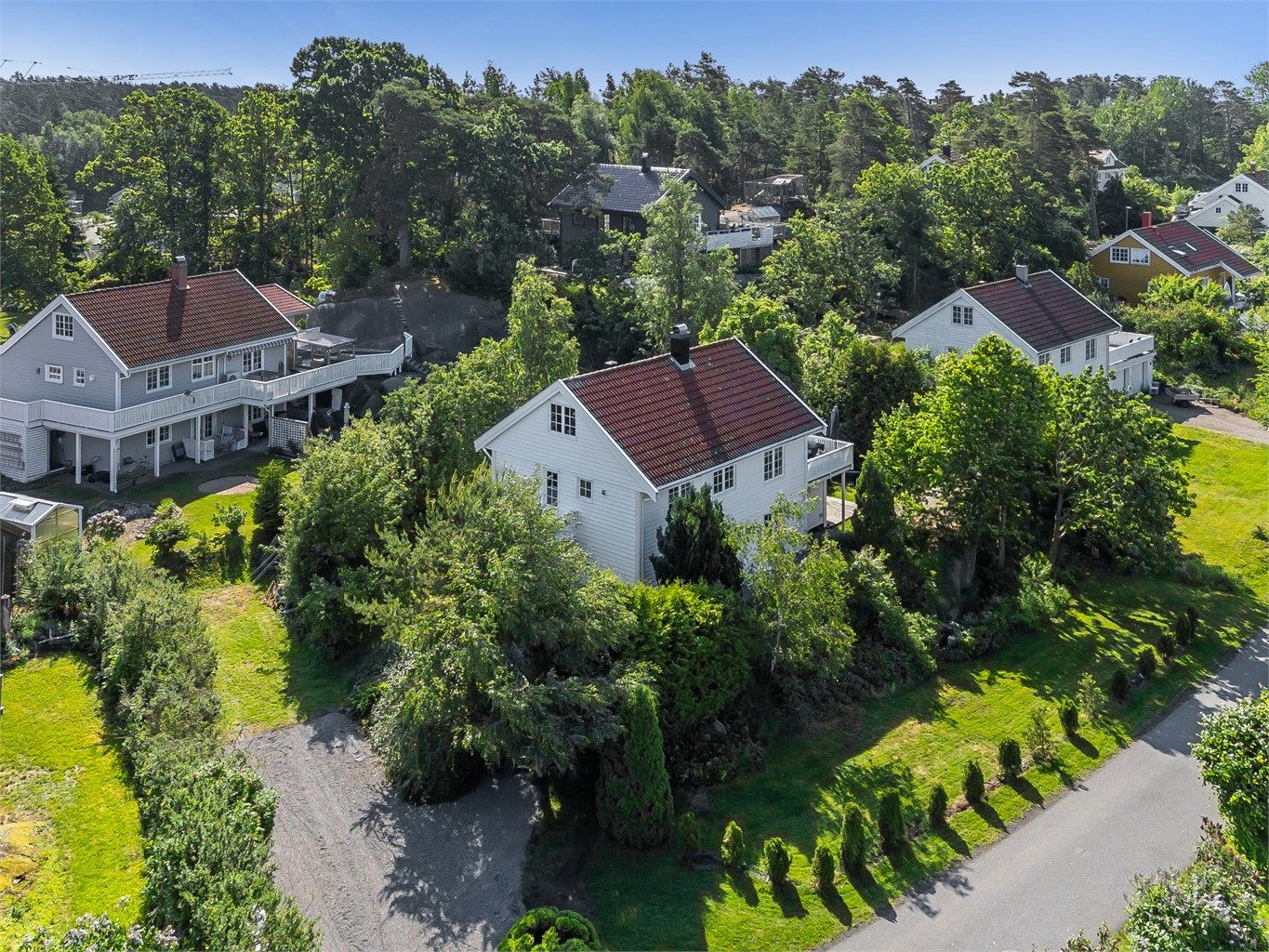 Romslig og tiltalende familiebolig, beliggende i et veletalbert boligområde i Tjøme sentrum.