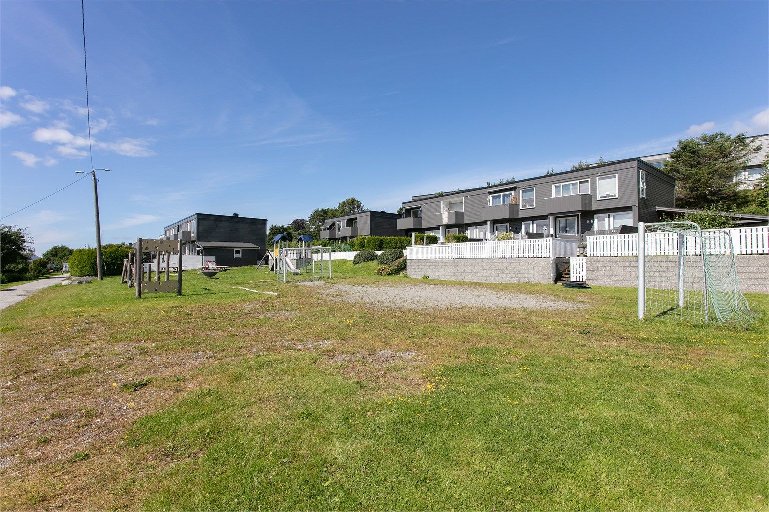 Felles lekeplass og ballbane like ved boligen.