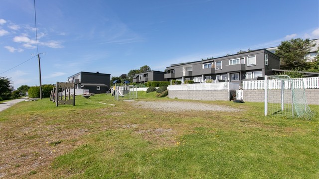 Felles lekeplass og ballbane like ved boligen.