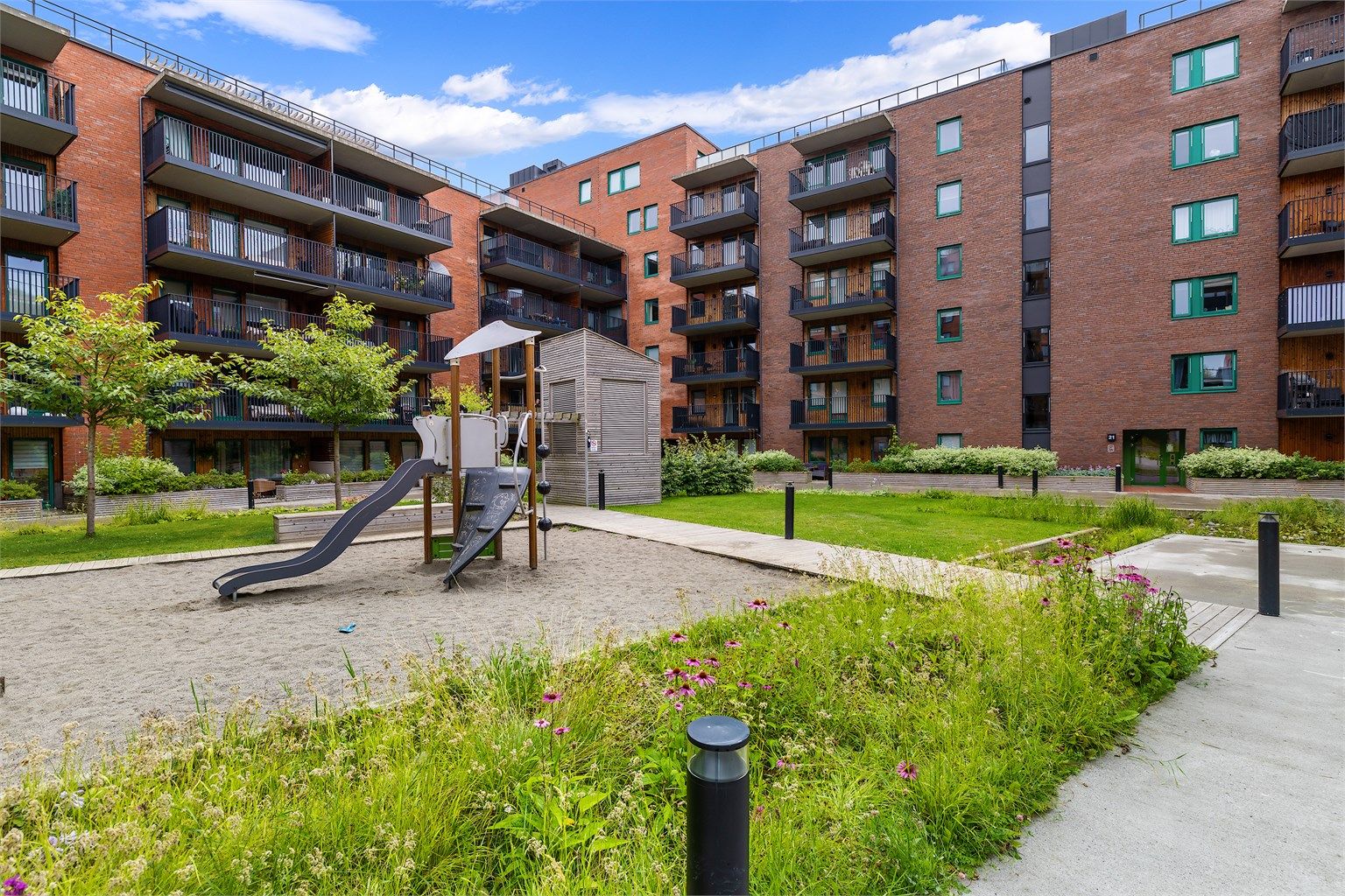 Sameiets fellesarealer er pent opparbeidet med lekeplass, sittebenker og grøntarealer.