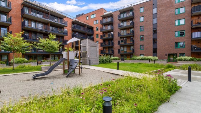 Sameiets fellesarealer er pent opparbeidet med lekeplass, sittebenker og grøntarealer.