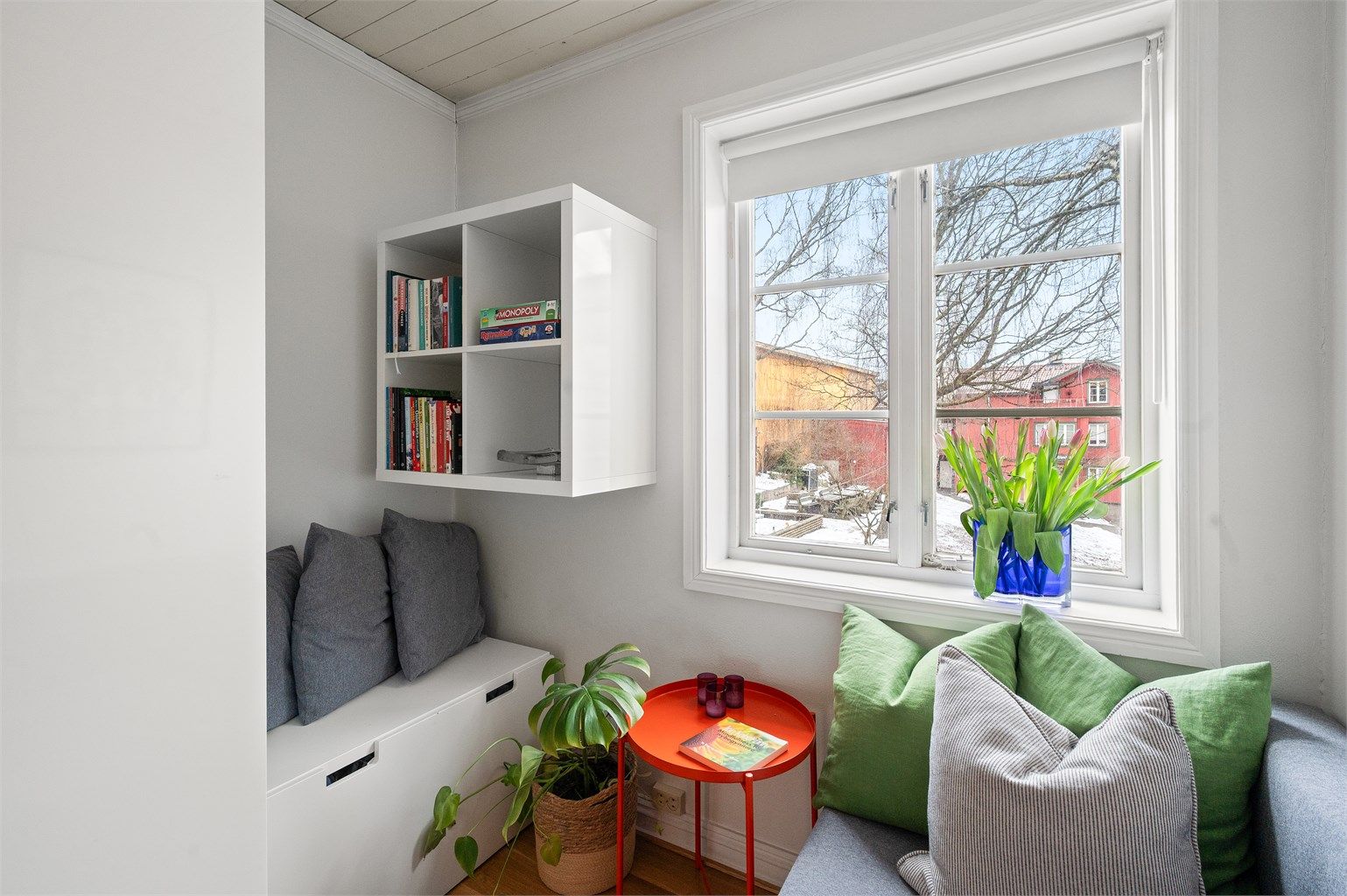 Utenfor skimtes den rolige bakgården, pent opparbeidet og skjermet fra gaten. 