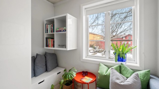 Utenfor skimtes den rolige bakgården, pent opparbeidet og skjermet fra gaten.