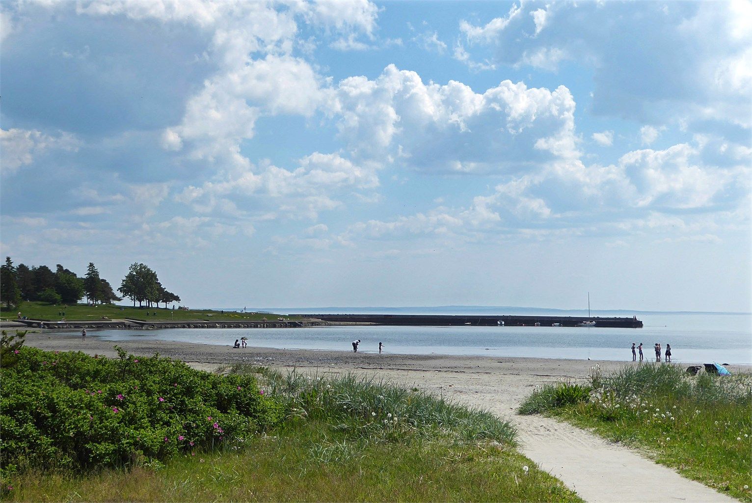 Det er kort vei til flere flotte strender og badeplasser.