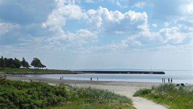Det er kort vei til flere flotte strender og badeplasser.