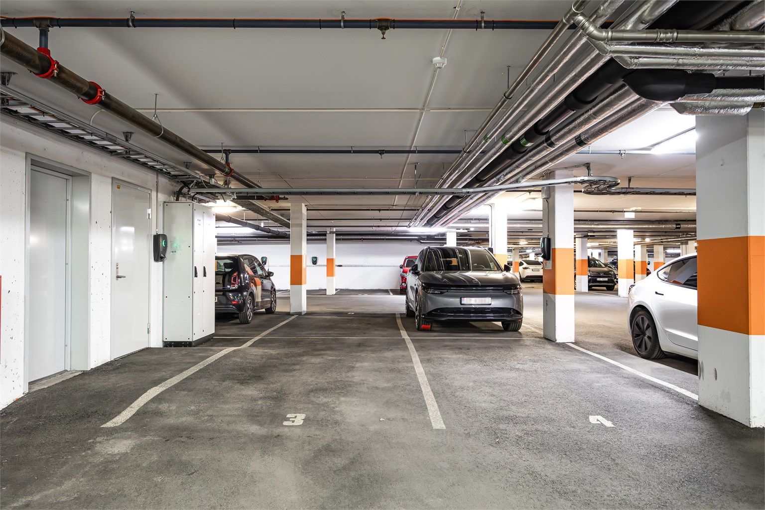 Selger leier i dag en garasjeplass privat i garasjeanlegget. Ny kjøper har mulighet til å leie parkeringsplassen med EL-lader for 1000kr/mnd etter egen avtale med eier av parkeringsplassen