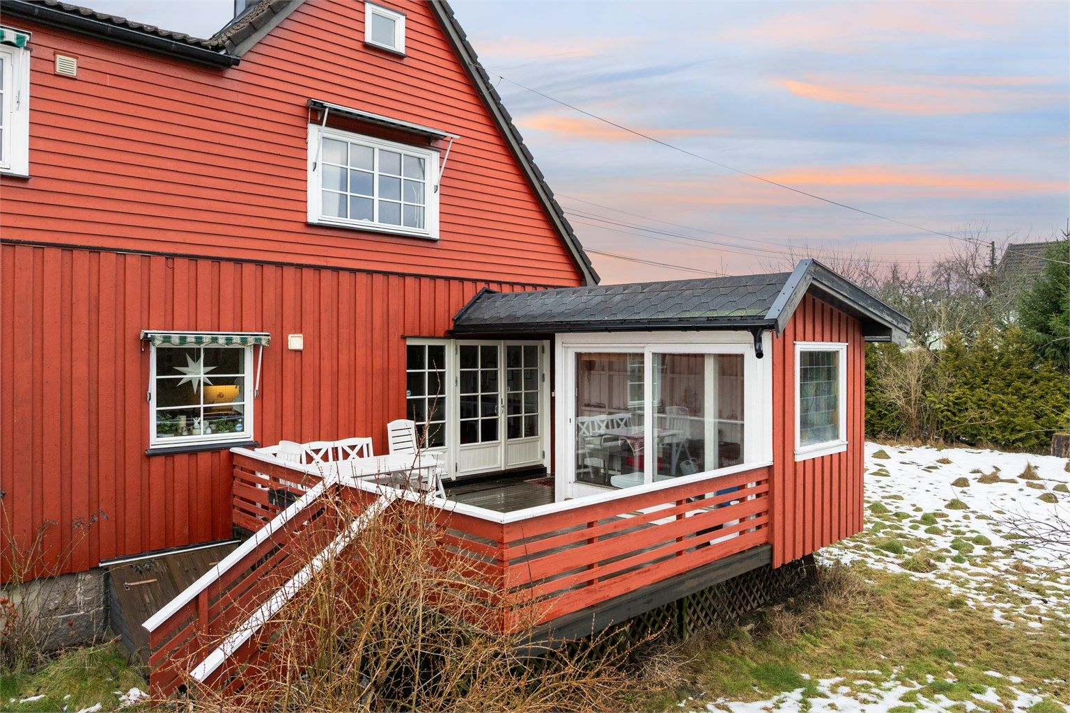 Boligen er over tid både ombygget og tilbygget. For terrassen med overbygg foreligger det ingen tegninger, søknad eller godkjenning.
Fotograf; Kristoffer Kristiansen.