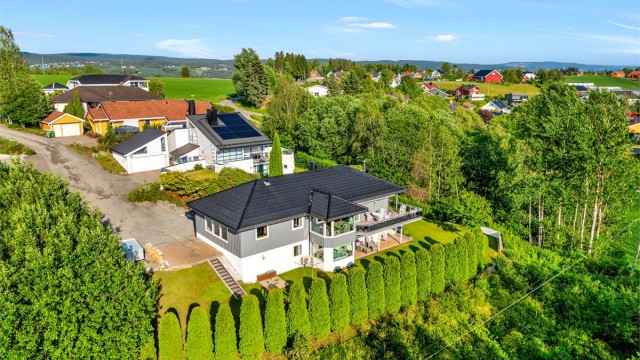 Eiendomsmegler Krogsveen v/ Vegard Gran-Andersen ønsker deg velkommen til Riisalleen 34!