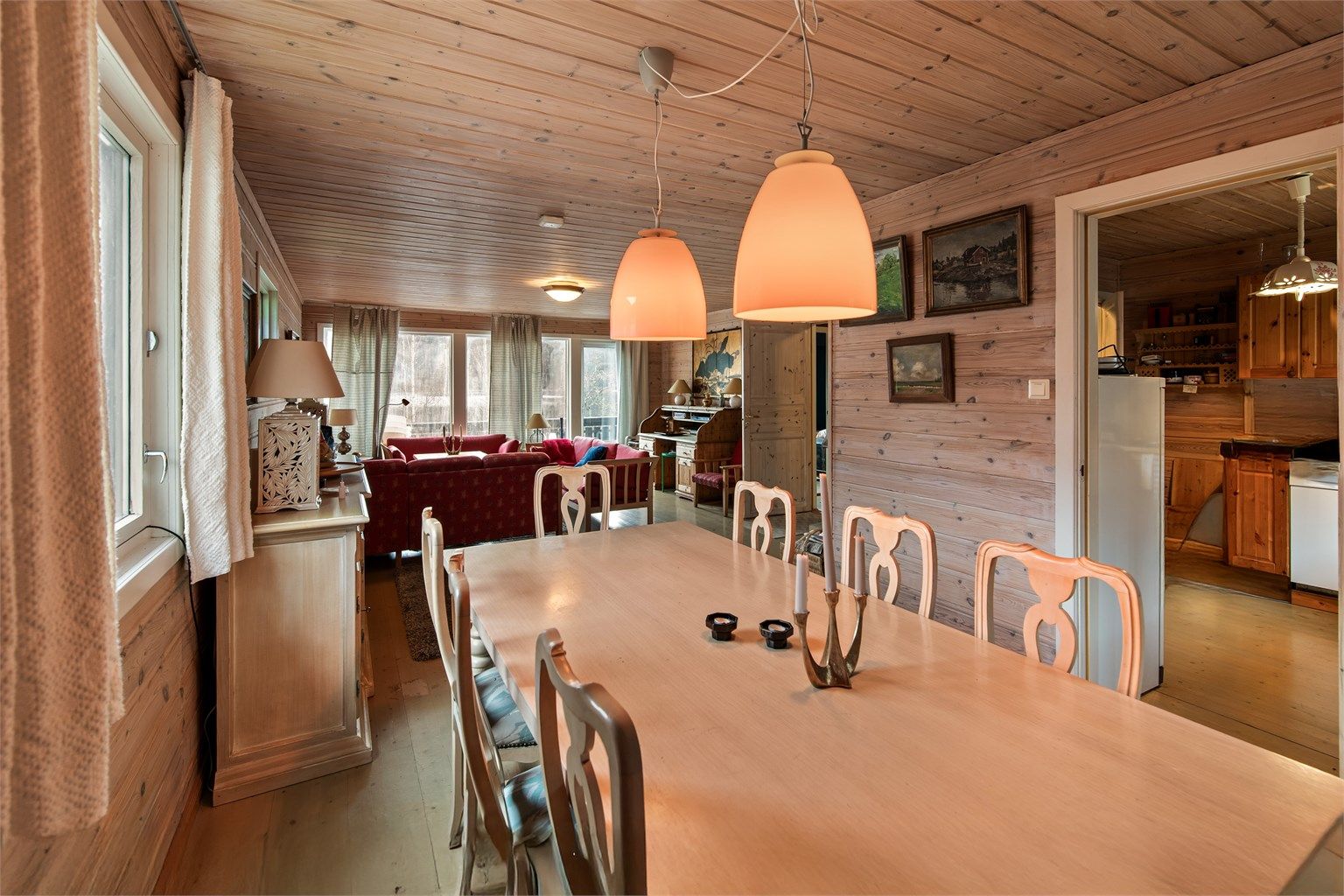 Koselig og praktisk innredet med bla. 2 stuer, 2 kjøkken, 3 bad og 8 soverom