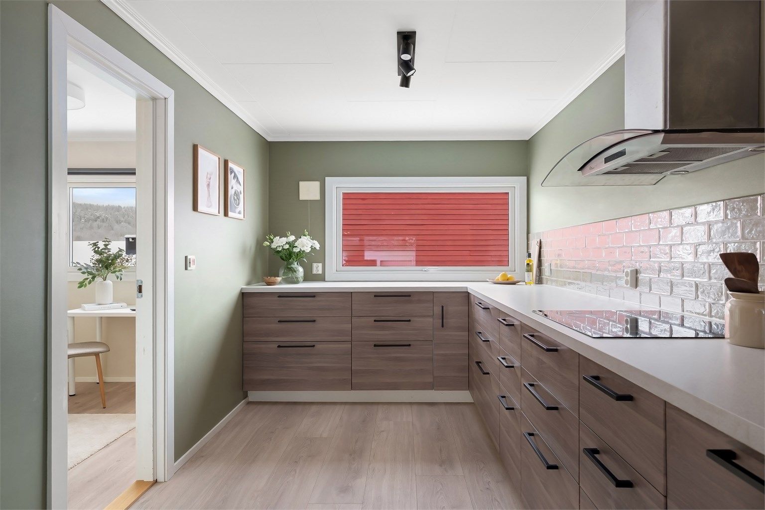 Kjøkkenet har mye skapplass og stor arbeidsflate