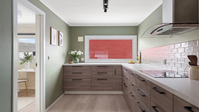 Kjøkkenet har mye skapplass og stor arbeidsflate