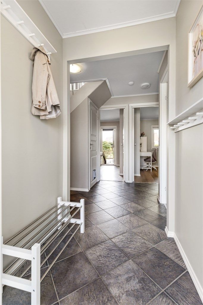 I entréen og gangen er det flislagt gulv med behagelig gulvvarme.