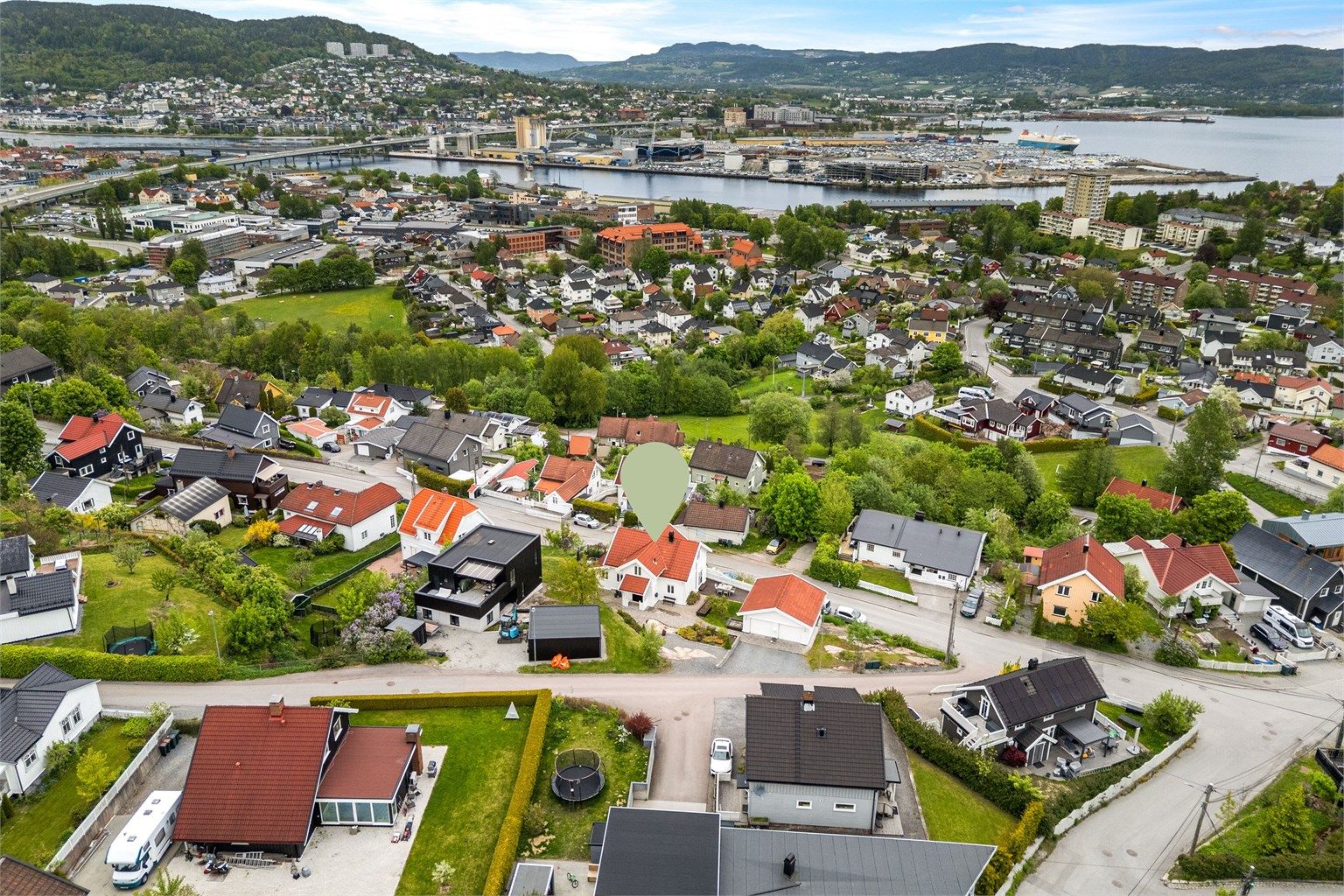 Eiendommen ligger i en rolig enveiskjørt gate og har en pent opparbeidet tomt med gode solforhold. 
Foto: Haiman Askari