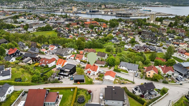 Eiendommen ligger i en rolig enveiskjørt gate og har en pent opparbeidet tomt med gode solforhold.
Foto: Haiman Askari