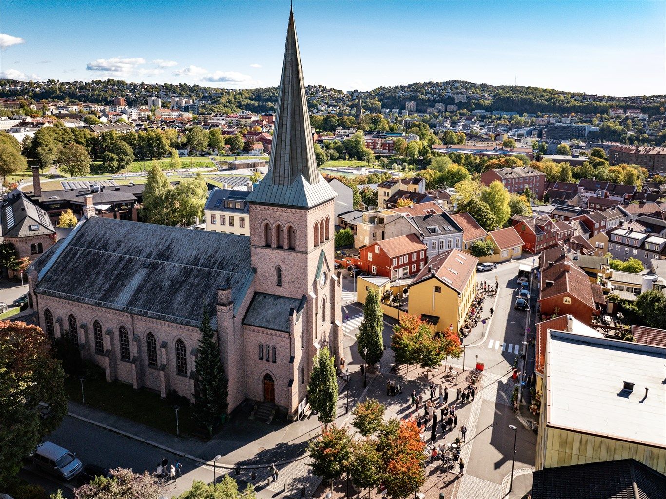 På torget ved Torbjørn Egners plass finner du Kampen Kirke og flere koselige kaféer. 
