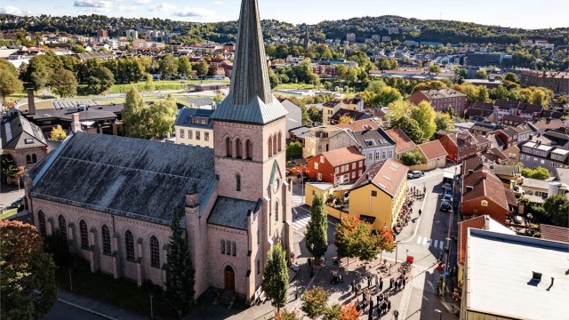På torget ved Torbjørn Egners plass finner du Kampen Kirke og flere koselige kaféer.