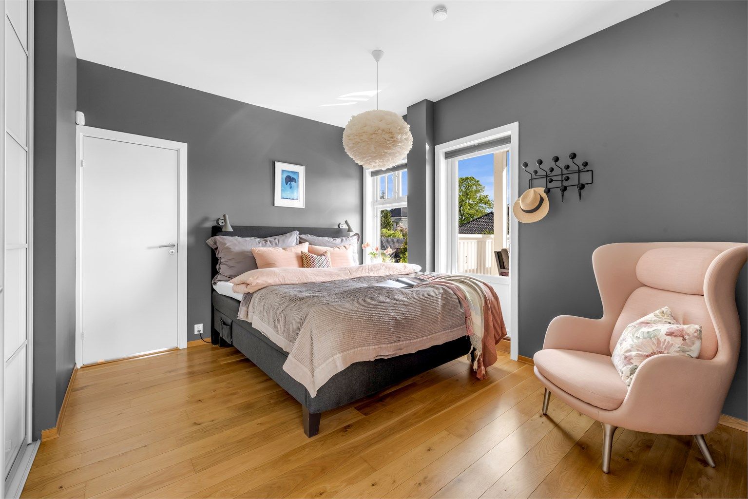 Hovedsoverom med god plass til dobbeltseng og skyvedørsgarderobe.