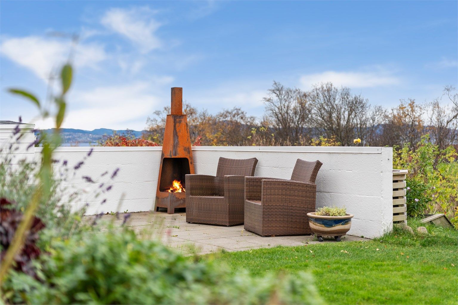Skjermet sittehjørne ute, med lune soner og fin overgang mellom terrasse og hage.