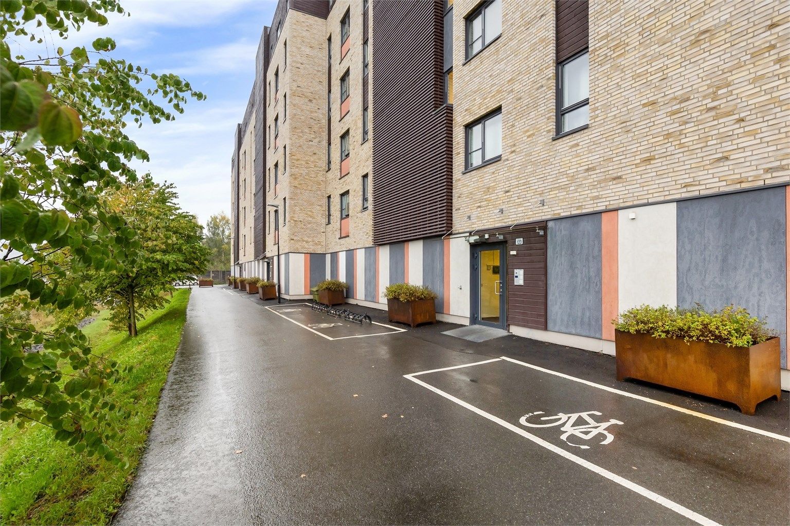 Hyggelig inngangsparti til Møllerløkka 123 med tilrettelagt sykkelparkering.