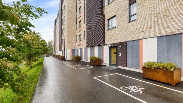 Hyggelig inngangsparti til Møllerløkka 123 med tilrettelagt sykkelparkering.