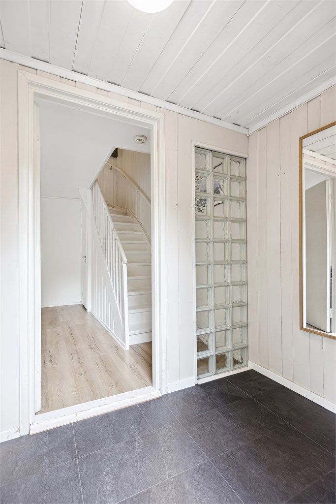 Lys og innbydende entré med plass til garderobe. Adkomst fra nord-øst vendt platting på ca. 9 kvm med fin morgensol.