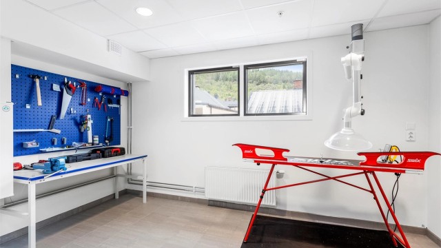 Seksjonseierne har mulighet for å benytte et hobbyrom og mulighet for å låne tilhenger (plassert i garasjeanlegget).