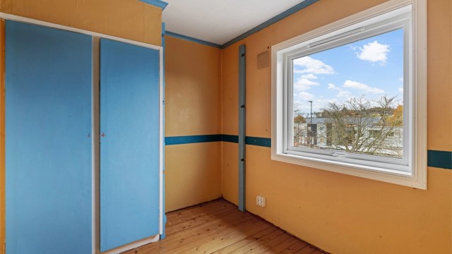 Det tredje soverommet har furugulv, garderobeskap og vindu med fritt utsyn.