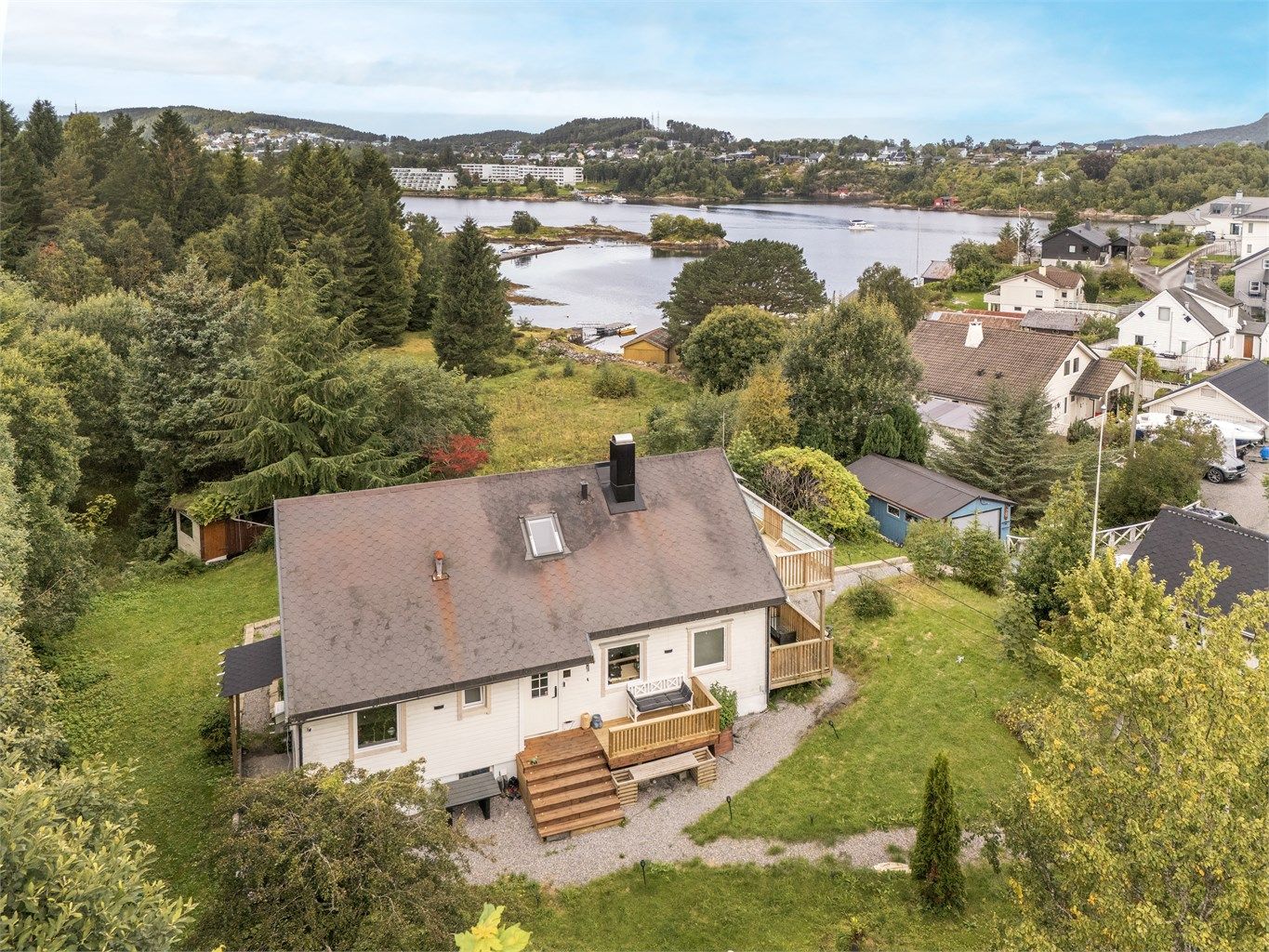 Eiendommen har en åpen beliggenhet med utsyn mot sjøen og det omkringliggende kystlandskapet.