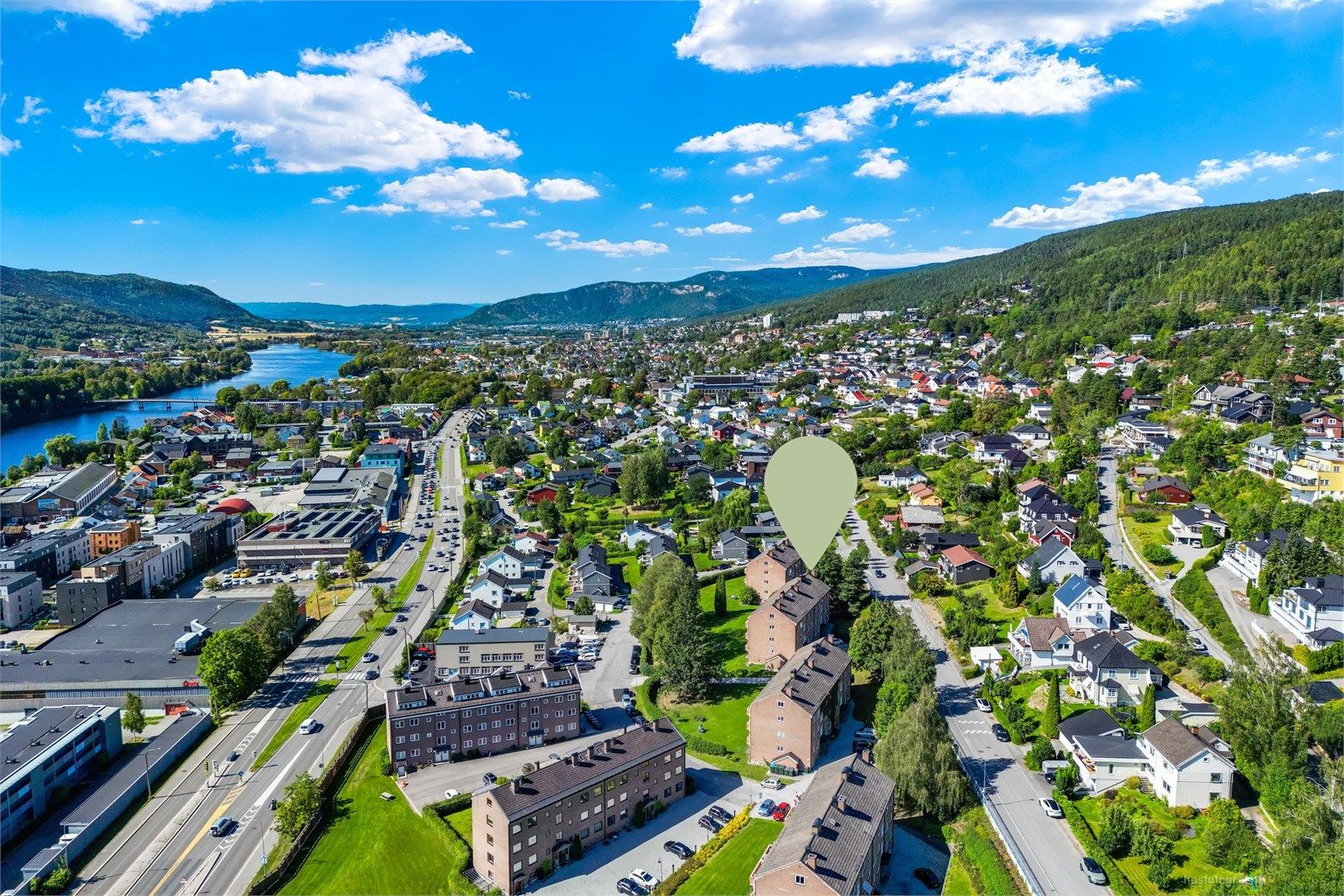 Leiligheten har en sentrumsnær og fin beliggenhet i et etablert boligområde på Øren/Hotvet