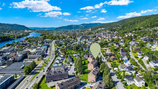 Leiligheten har en sentrumsnær og fin beliggenhet i et etablert boligområde på Øren/Hotvet