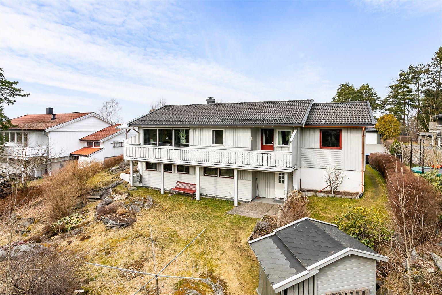 Dette er en autentisk enebolig av typen Block 10+ fra Block Watne, oppført i 1978 lengst syd på Grindvoll.