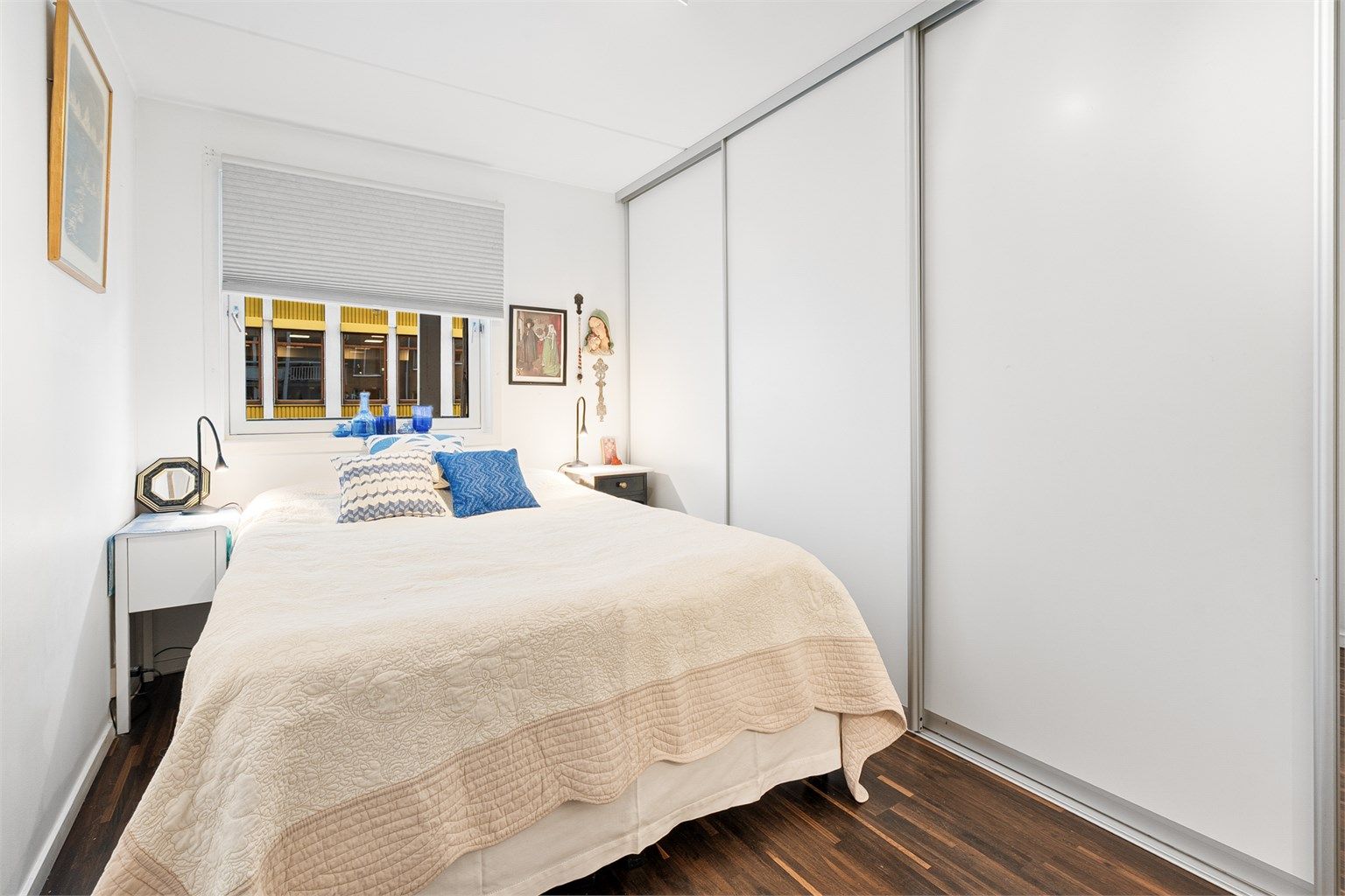 Soverommet er romslig og har plass til dobbeltseng, nattbord og kommode. Praktisk skyvedørsgarderobe som gir rikelig med oppbevaringsplass.