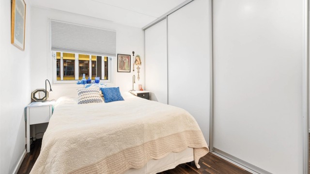 Soverommet er romslig og har plass til dobbeltseng, nattbord og kommode. Praktisk skyvedørsgarderobe som gir rikelig med oppbevaringsplass.