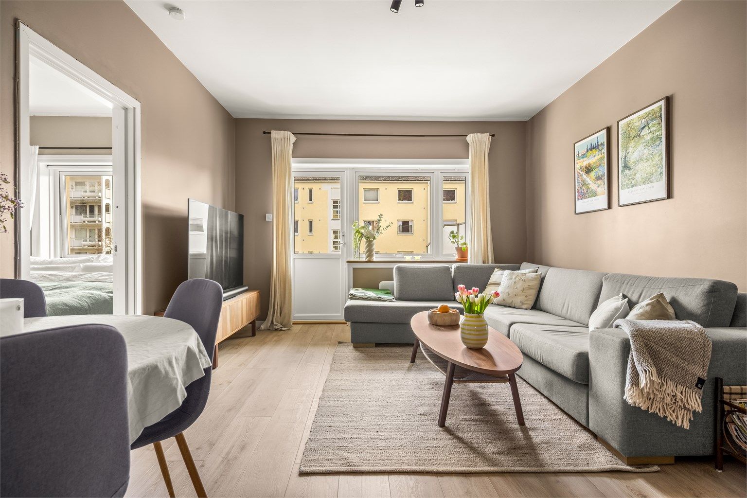 Boligen ligger i et sjarmerende, eldre bygg, men selve leiligheten holder en gjennomgående god standard med tilstandsgrad 1 på det meste