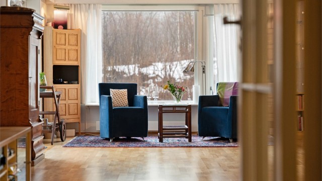 Utsikt fra kjøkkenet mot stuen, som understreker den åpne planløsningen.
