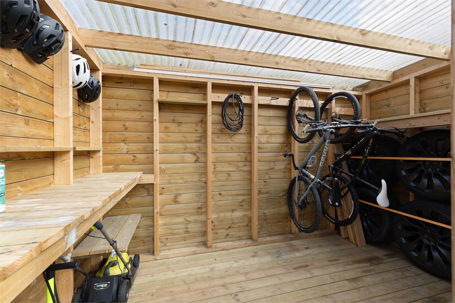 En frittstående utebod på 7 m² gir god lagringsplass for hageredskaper og sportsutstyr.