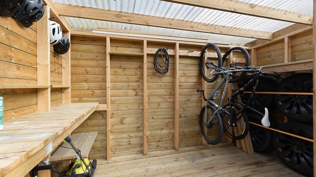 En frittstående utebod på 7 m² gir god lagringsplass for hageredskaper og sportsutstyr.