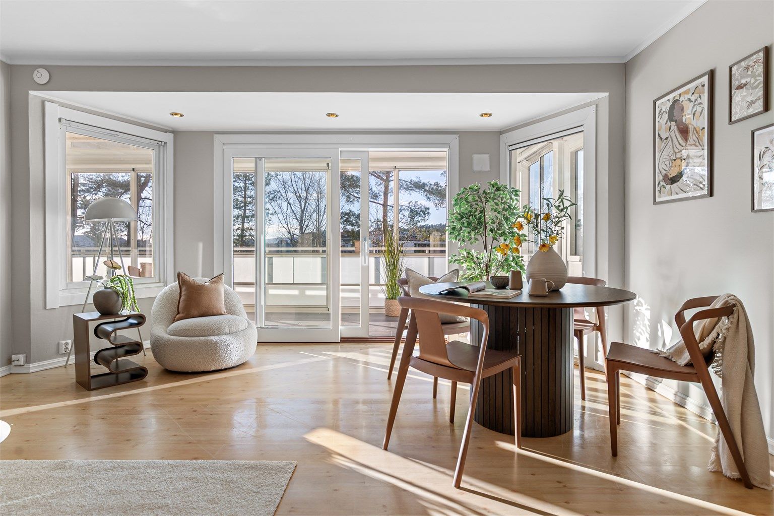 - Dobbel glassdør ut til innglasset balkong på ca. 18 kvm og terrasse på ca. 9 kvm -