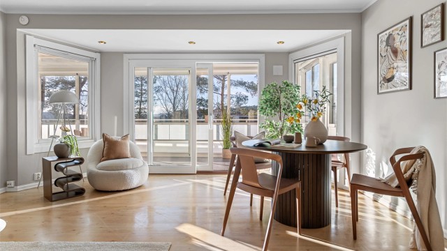 - Dobbel glassdør ut til innglasset balkong på ca. 18 kvm og terrasse på ca. 9 kvm -