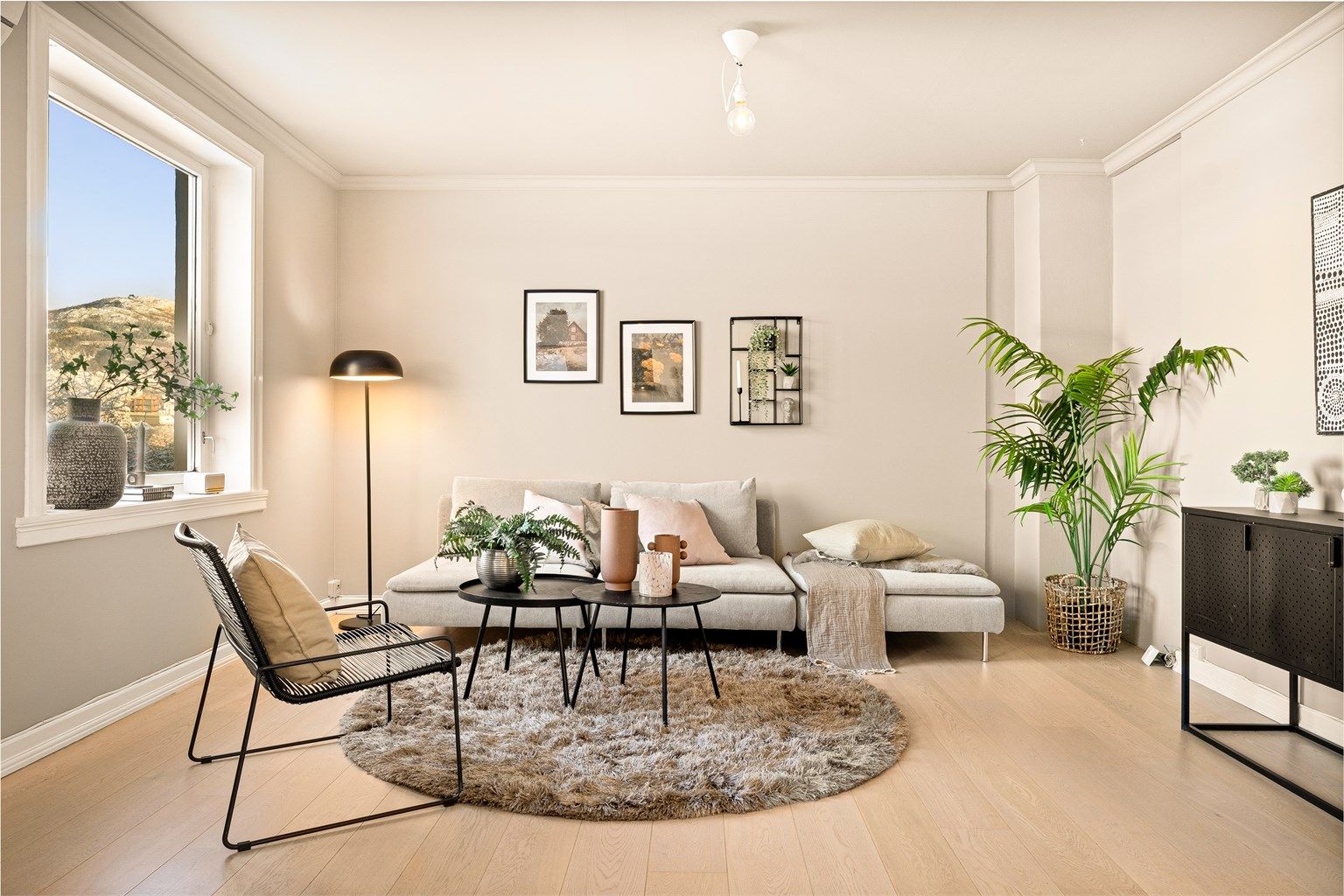 Stuen er nylig malt i en behagelig og tidsriktig farge. 