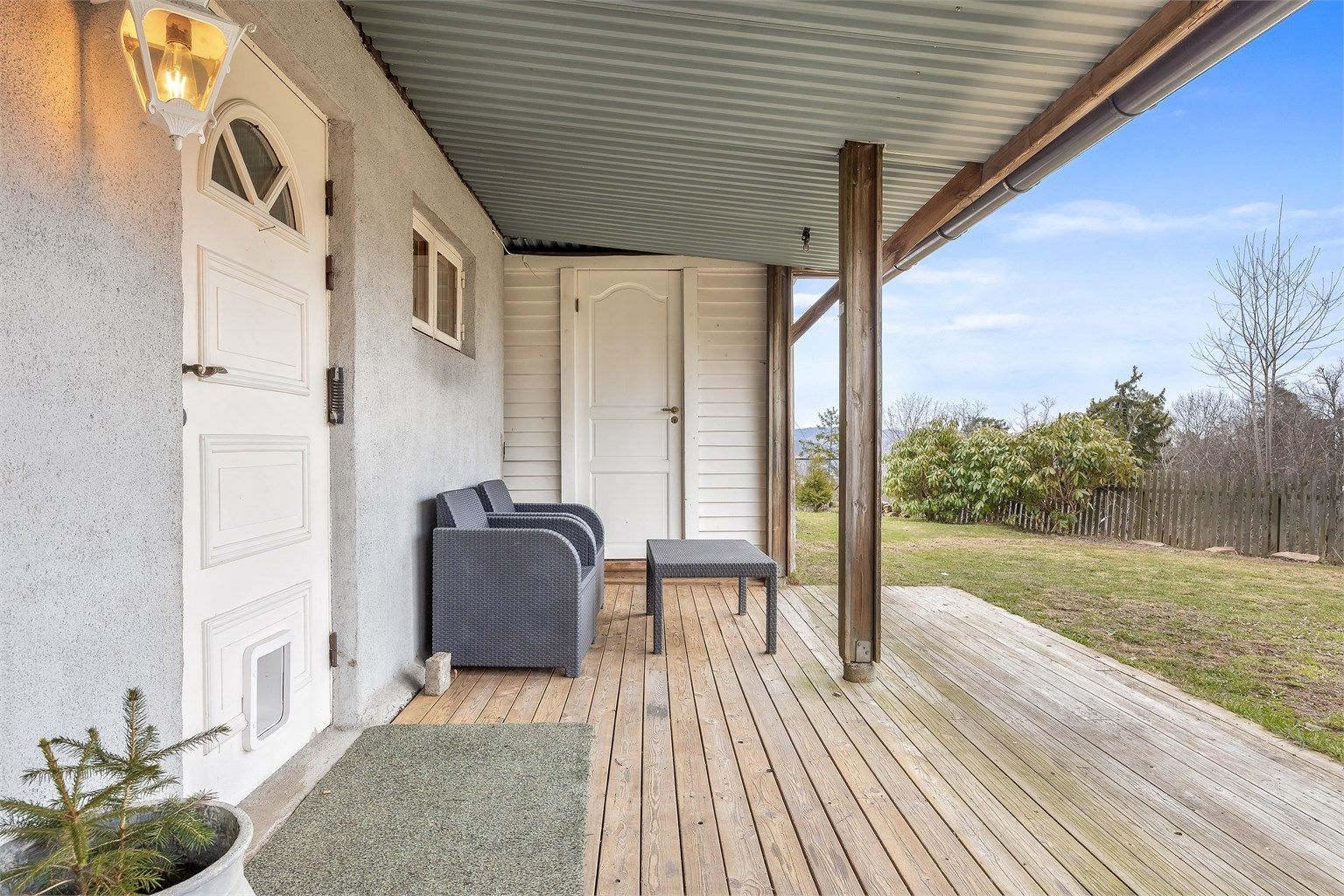 Egen inngang til utleieleiligheten med en overbygget platting på ca. 20 m². 